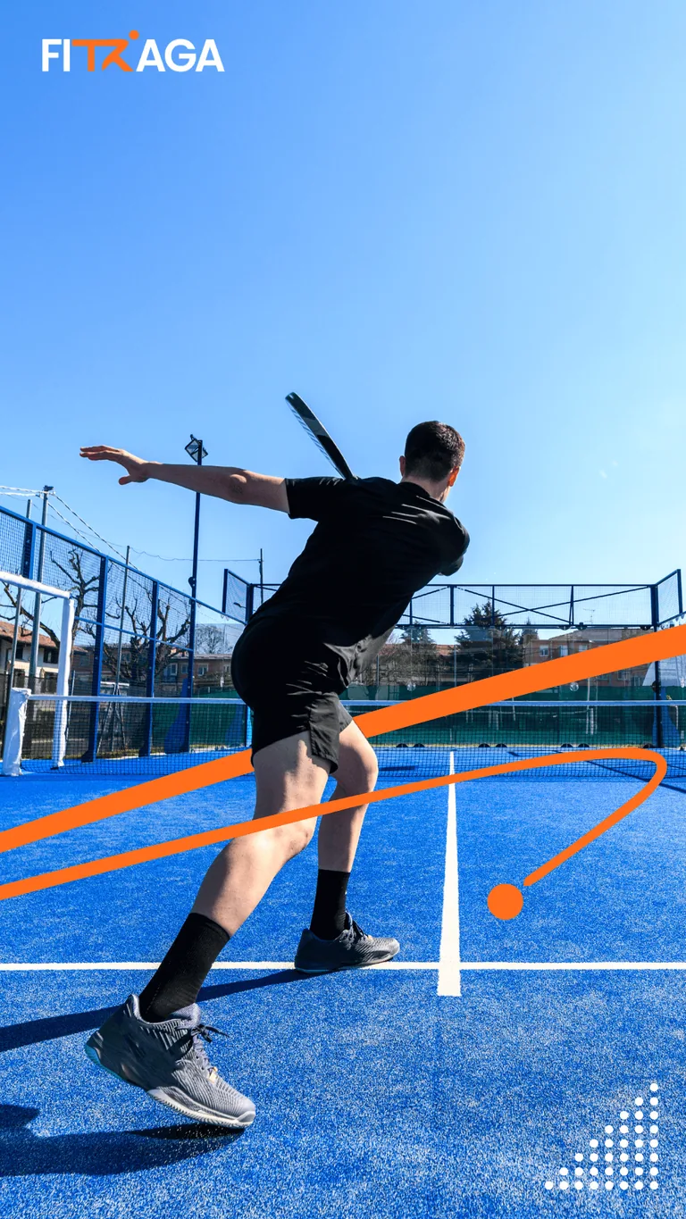 Peserta kursus padel Fitraga berlatih bersama pelatih di lapangan