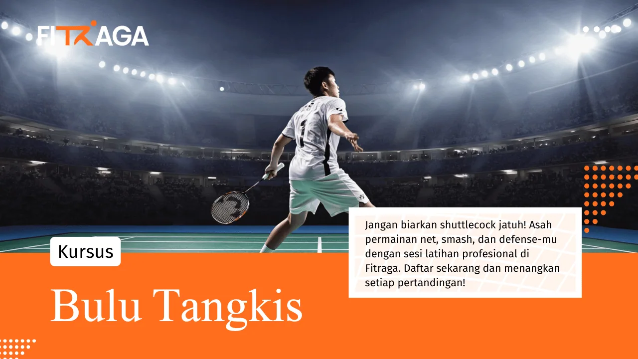 Peserta kursus bulu tangkis Fitraga berlatih bersama pelatih di lapangan