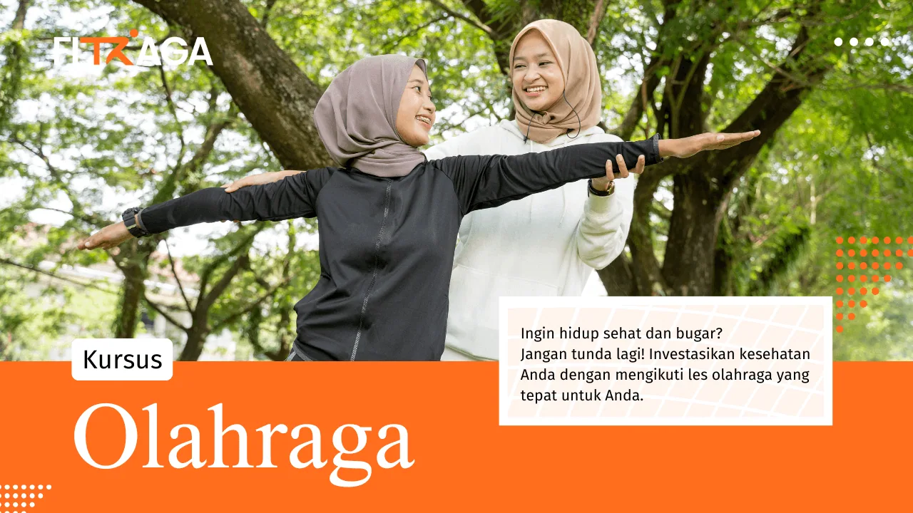 Peserta kursus olahraga Fitraga berlatih bersama pelatih di ruang terbuka