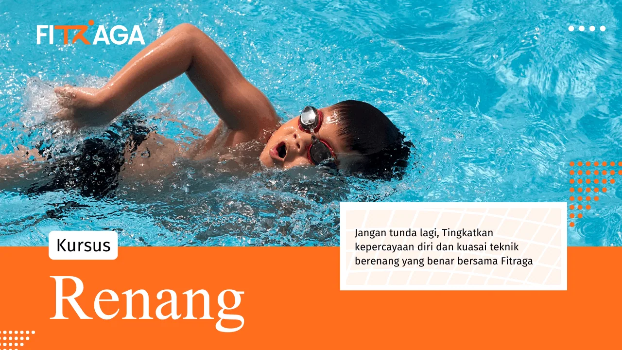 Peserta kursus renang Fitraga berlatih bersama pelatih di kolam