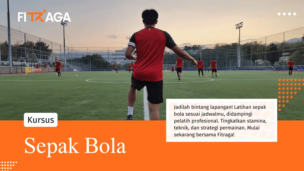 Peserta kursus sepak bola Fitraga berlatih bersama pelatih di lapangan